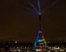 La Torre Eiffel con los colores de París 2024