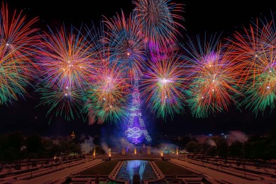 Foto de los fuegos artificiales en la torre Eiffel