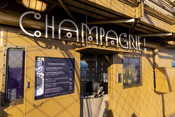 Bar de champanhe no topo da Torre Eiffel