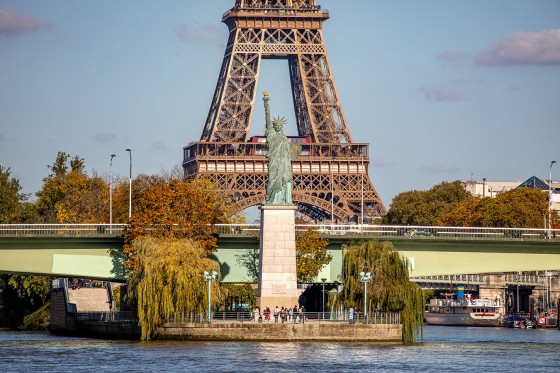 Blick auf die Freiheitsstatue in Paris und den Eiffelturm im Hintergrund
